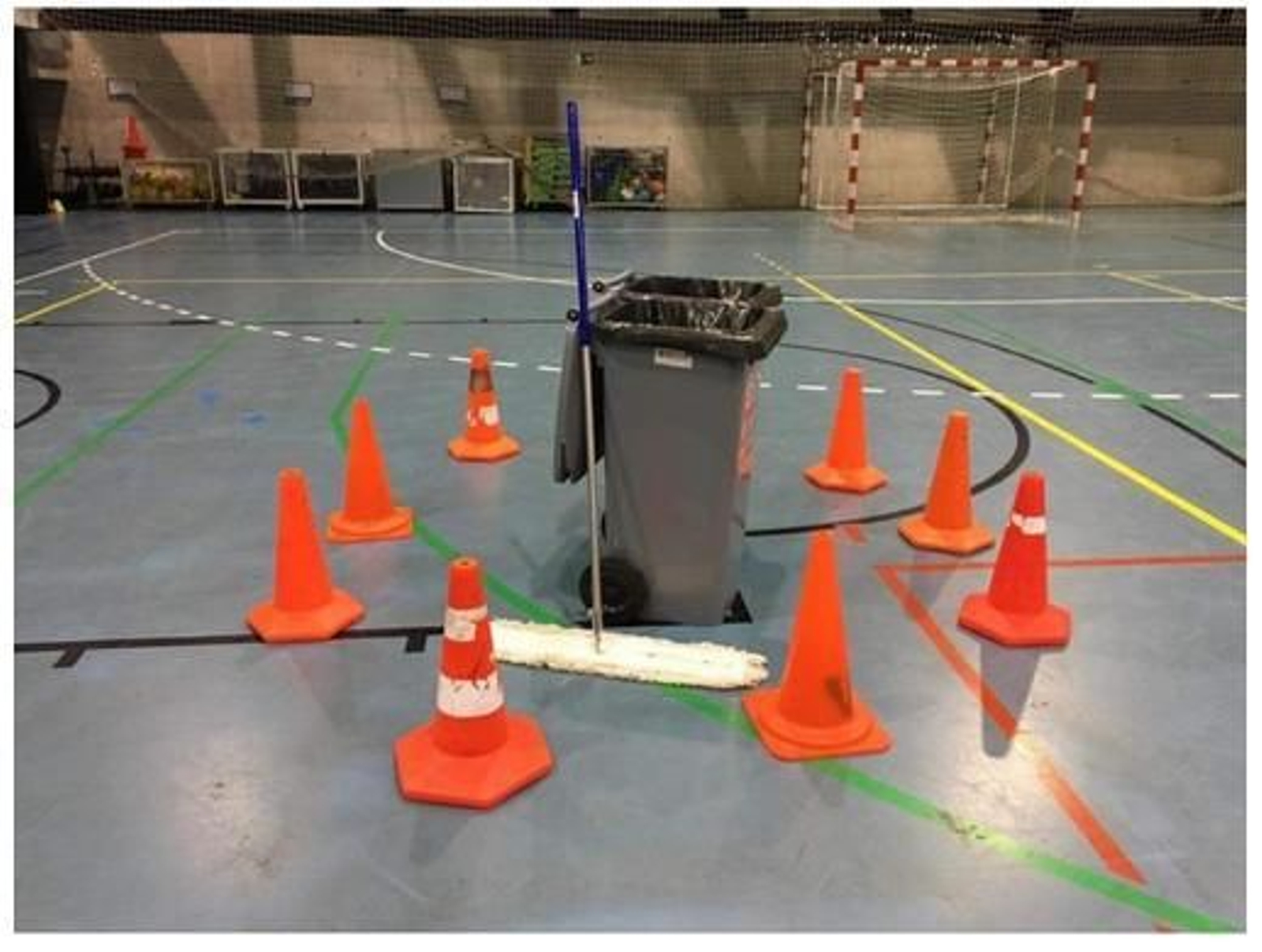 Un bidón de basura, rodeado por conos, recoge el agua de una gotera en el Pabellón del Centro Histórico.