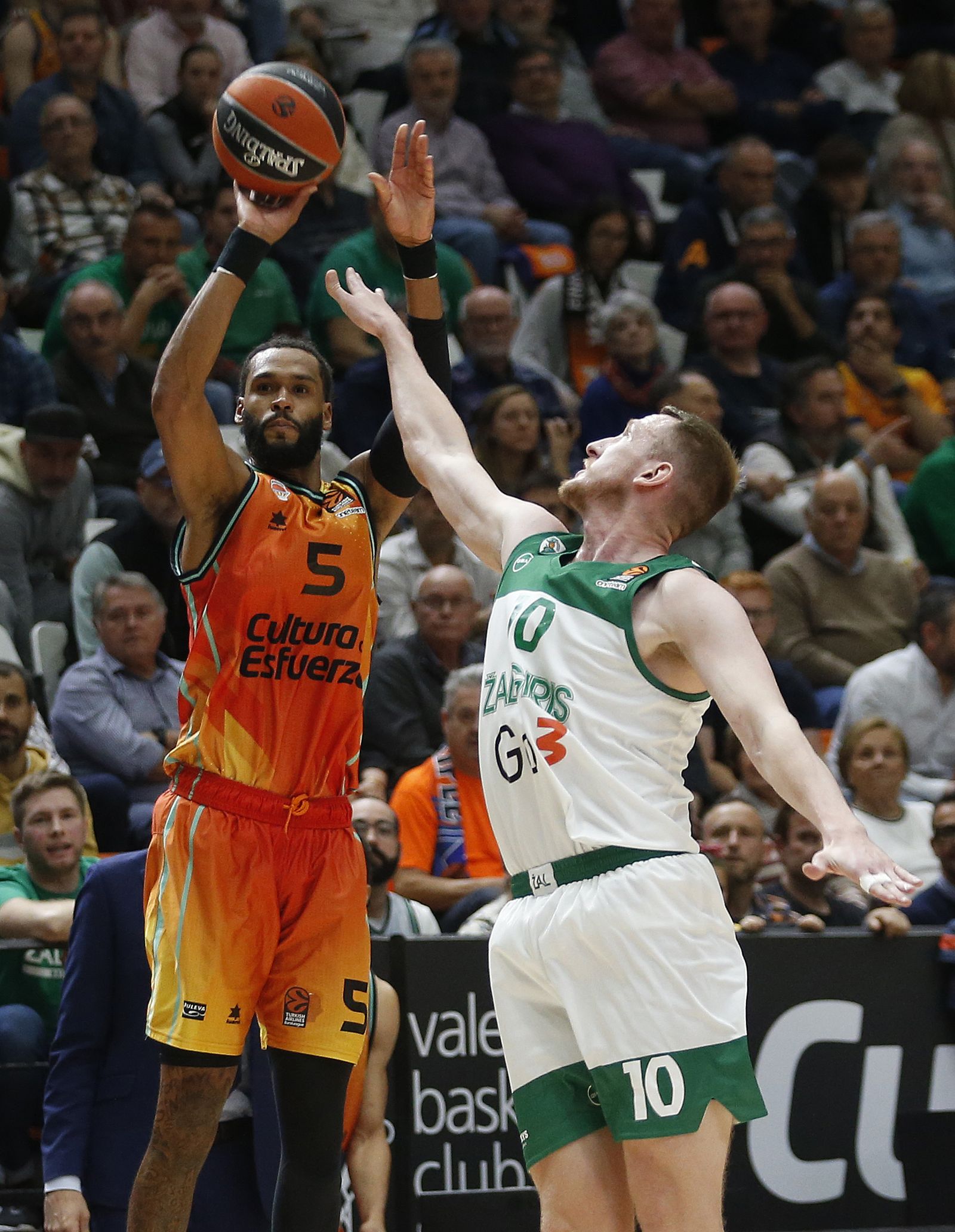 James Webb III lanza ante la defensa de Roland Smits.