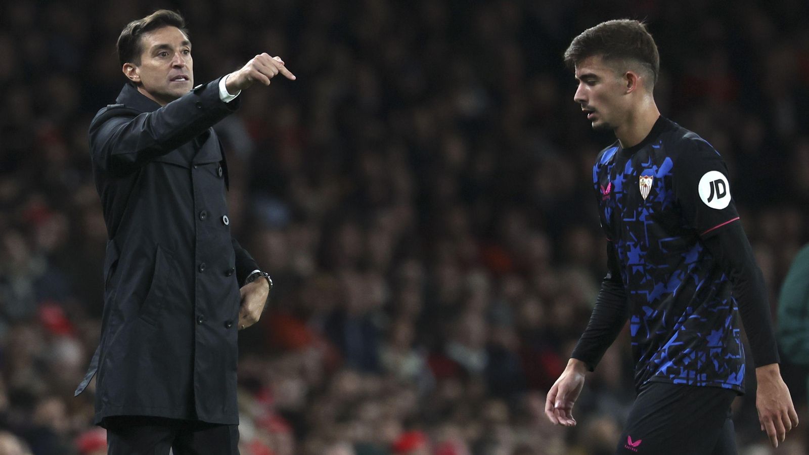 Diego Alonso da una instrucción ante Kike Salas en el Emirates.