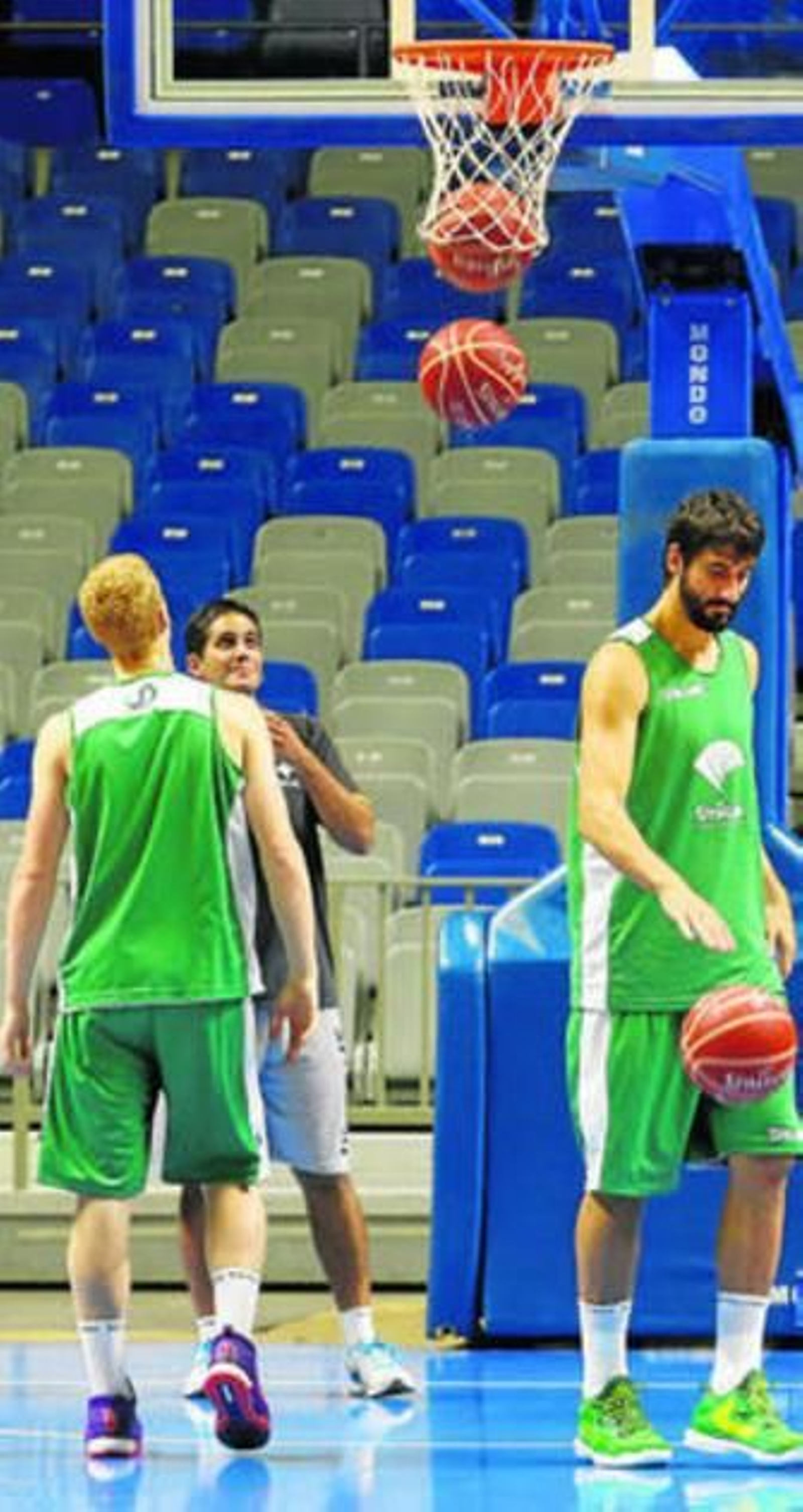 Dani Díez y Alberto Díaz, con Antonio Herrera.