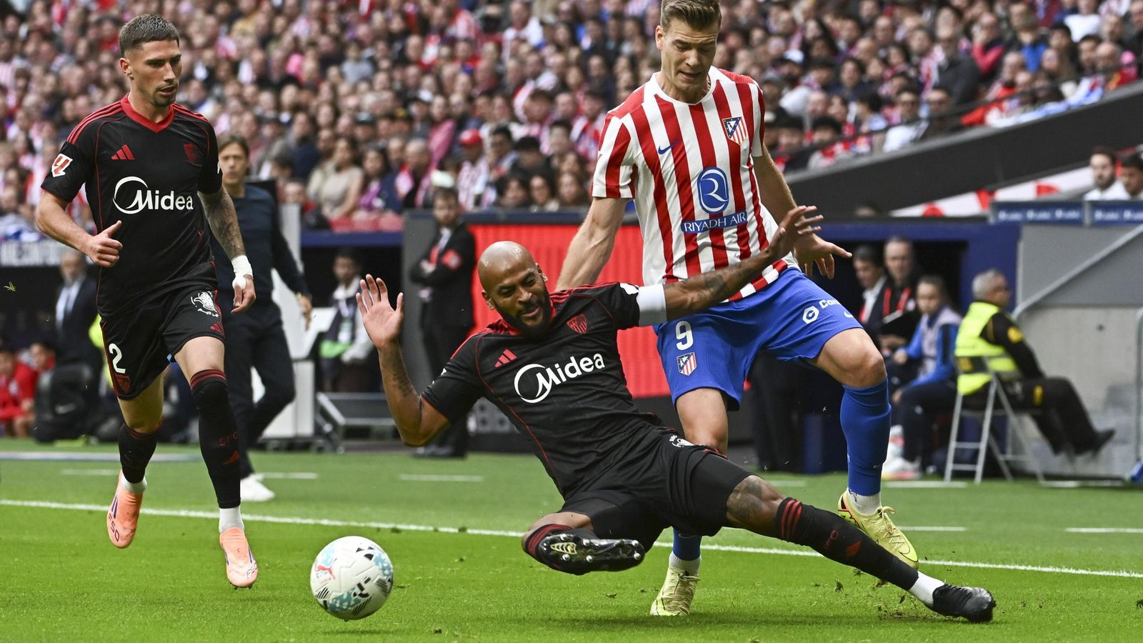 Marcao entra a destiempo a Sorloth pegado a la banda en los primeros minutos.