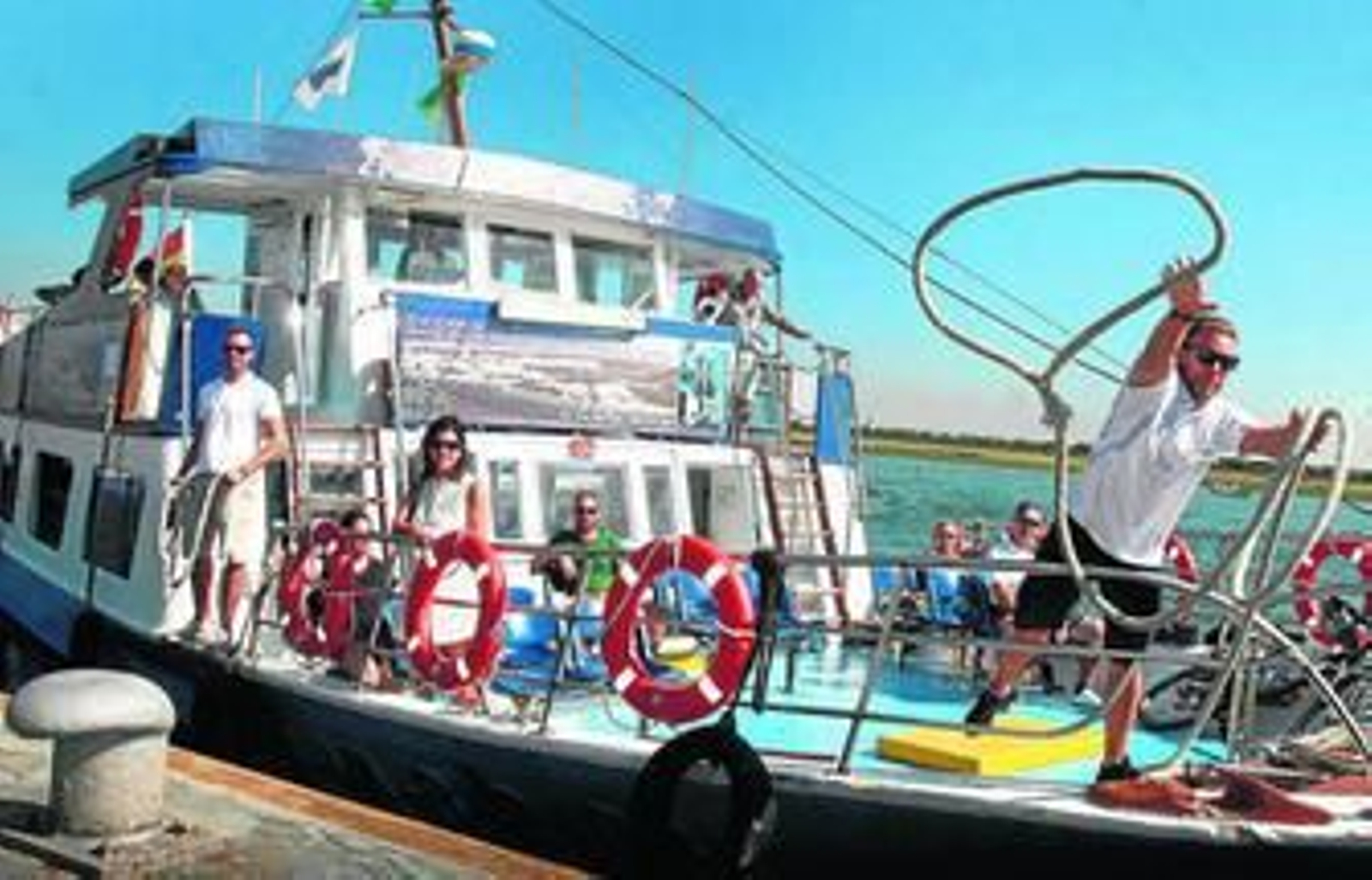 La canoa de Punta Umbría, a su llegada a Huelva, atraca en el Muelle de Levante.