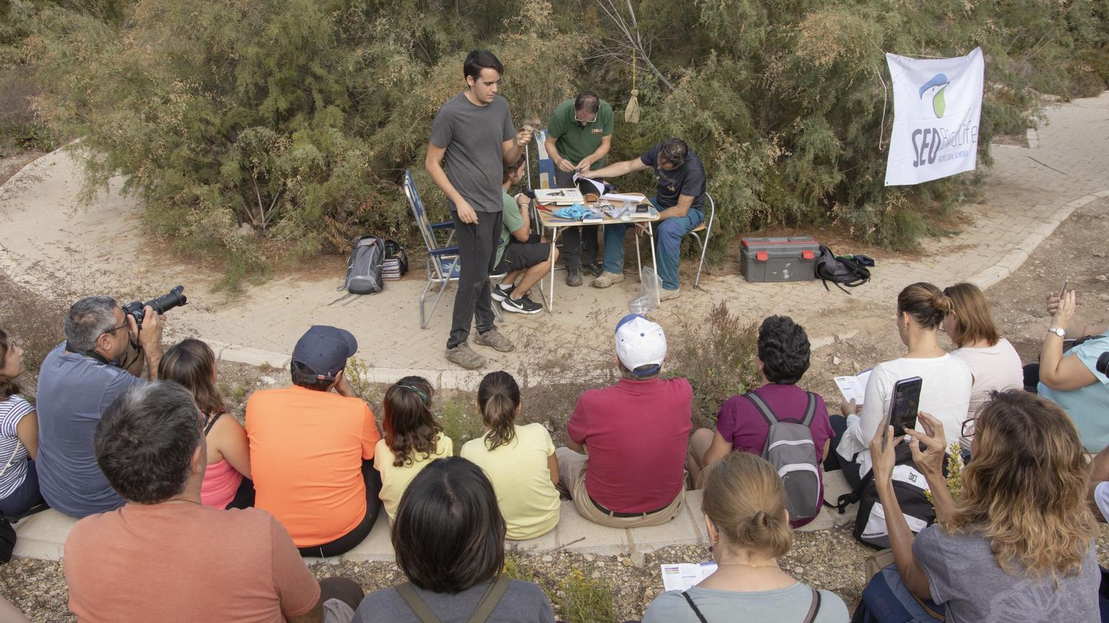 Decenas de personas acudieron al Salar de los Canos en el Día Mundial de las Aves.