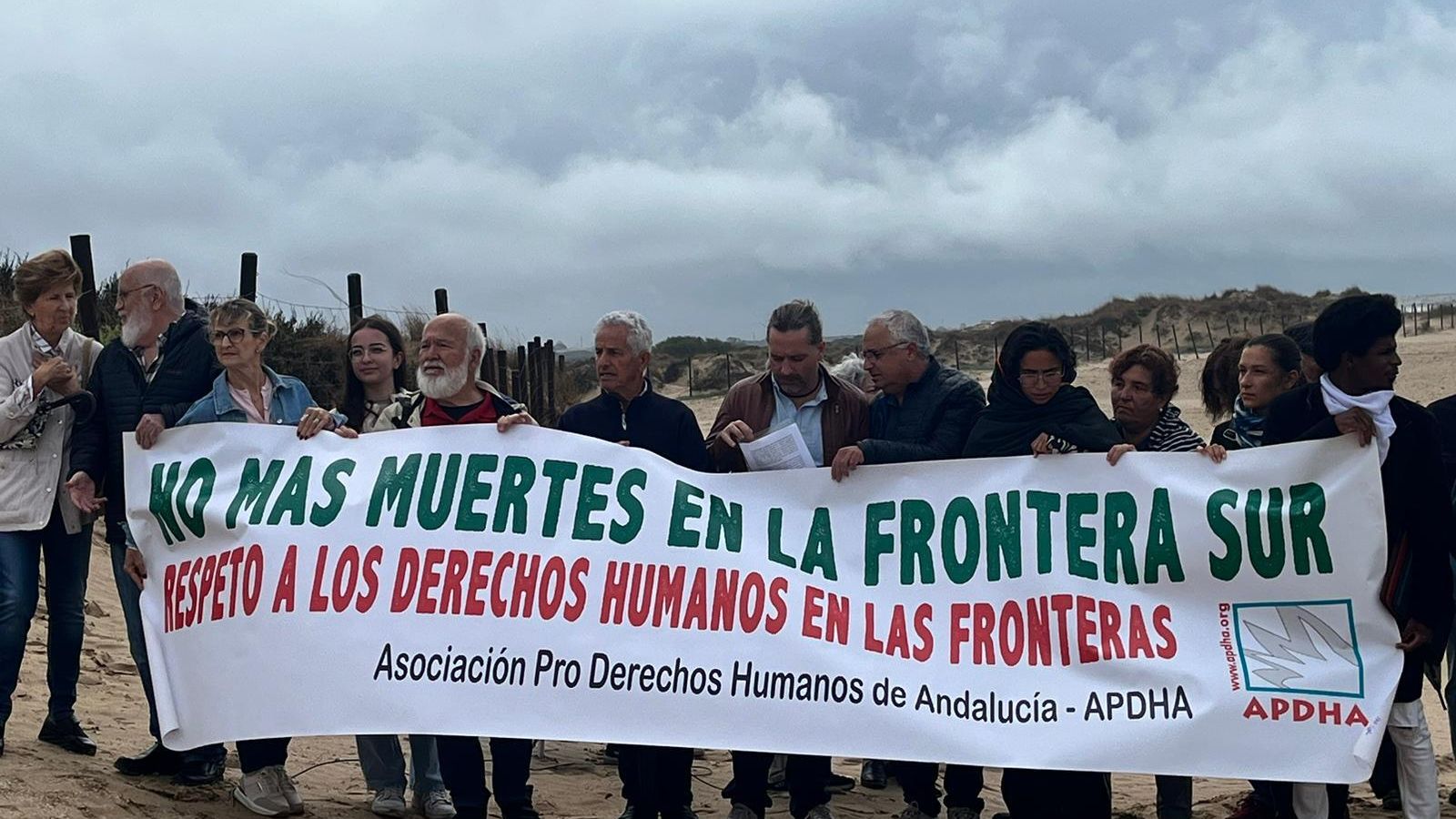 Una de las pancartas desplegadas por los miembros de la APDHA.