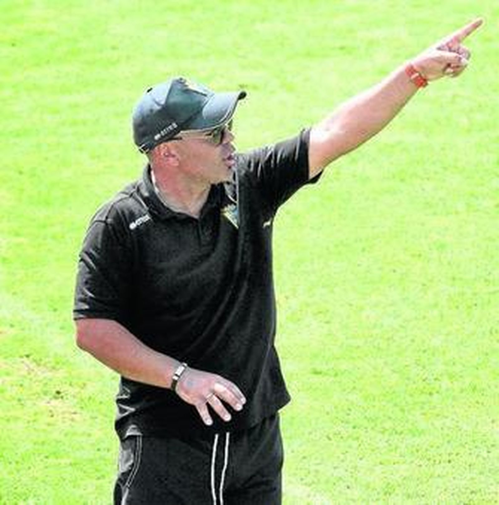 Pepe Bermúdez alza su brazo izquierdo durante un partido.