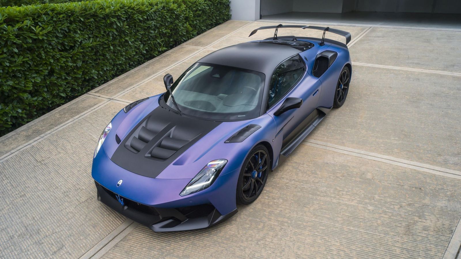 El Maserati GT2 Stradale deriva del MC20, si bien más en concreto de la versión de circuito GT2 pero, a diferencia de éste, puede circular por carretera.