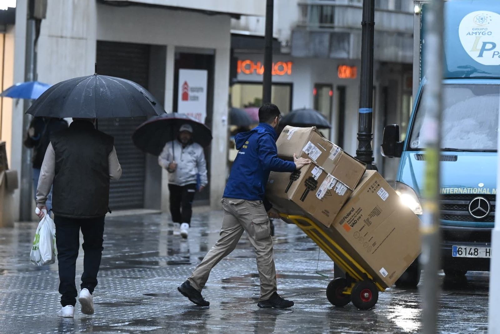Un trabajador del sector del reparto en Córdoba.
