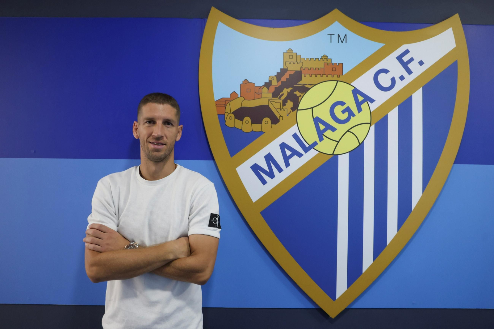 Darko Brasanac posa con el escudo.