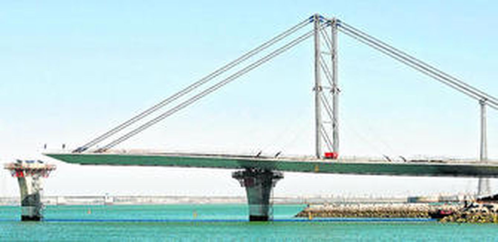 En la fotografía tomada ayer se observa como el tablero prácticamente descansa ya sobre la pila 4 del segundo puente sobre la Bahía.