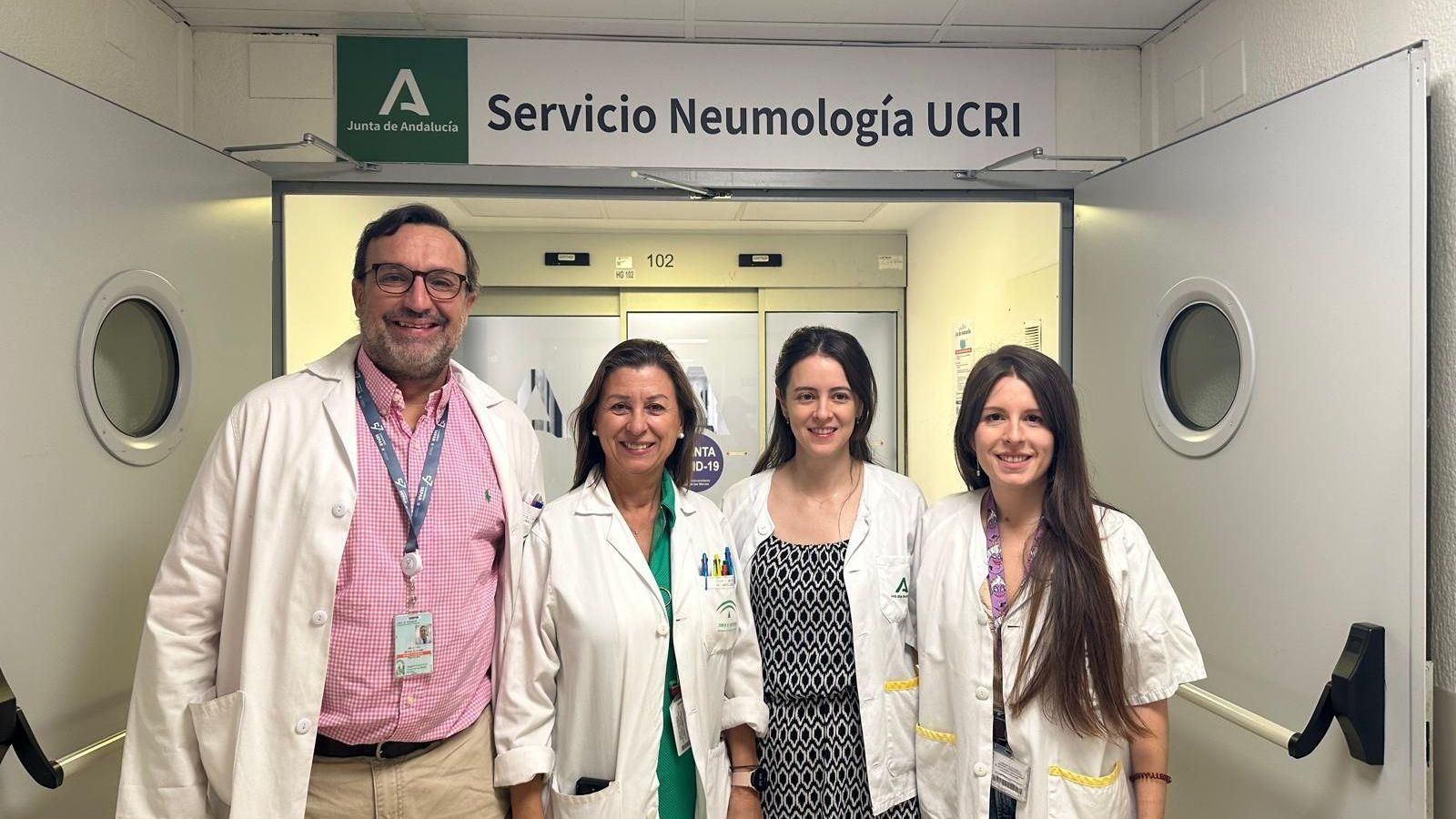 El Jefe de sección, Bernardino Alcázar-Navarrete, junto con la jefa de servicio, Concha Morales, y neomólogas organizadoras el evento