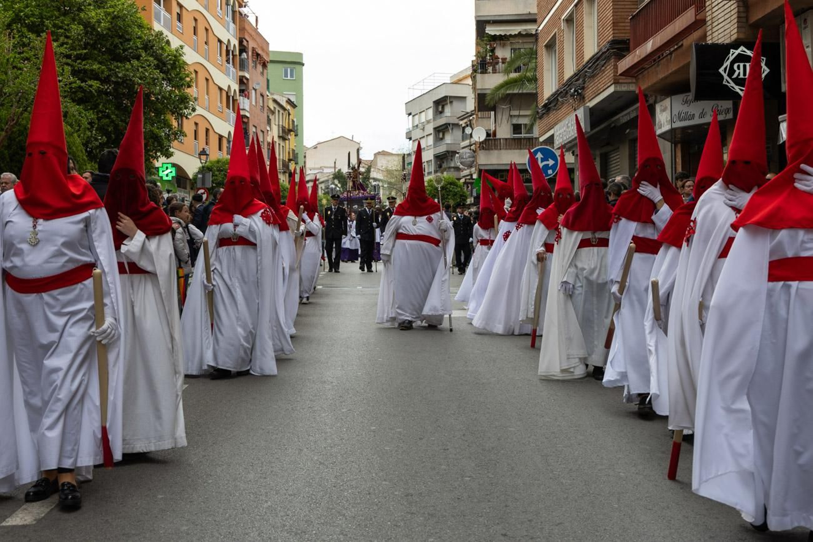 La temida lluvia impide el desarrollo normal de este Martes Santo