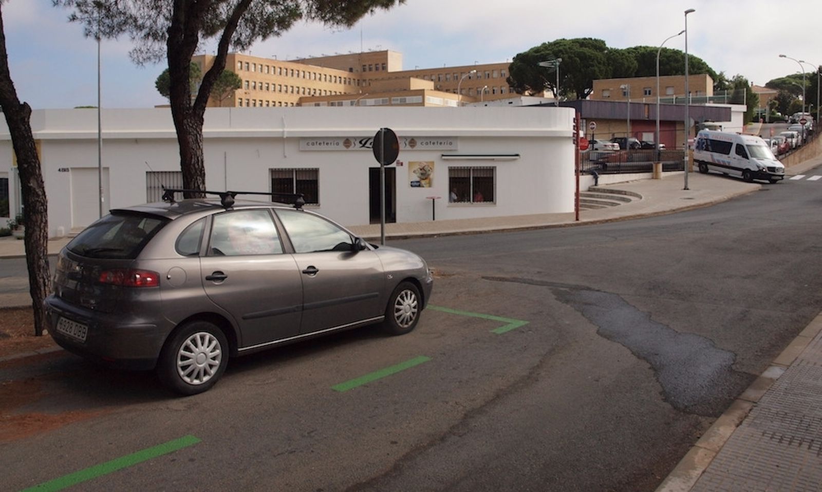 Un coche estacionado en la Zona Ora en las proximidades del hospital de Riotinto.