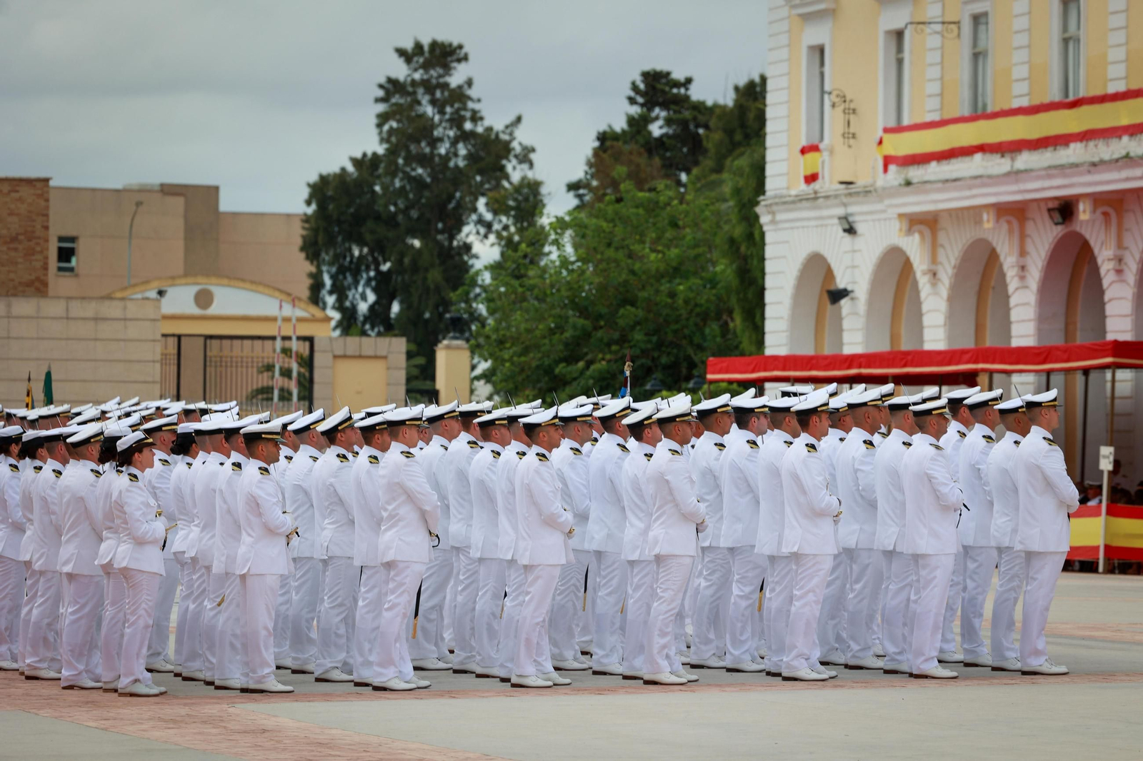 Las imágenes de la entrega de despachos a los nuevos suboficiales de la Armada que ha presidido el Rey en San Fernando