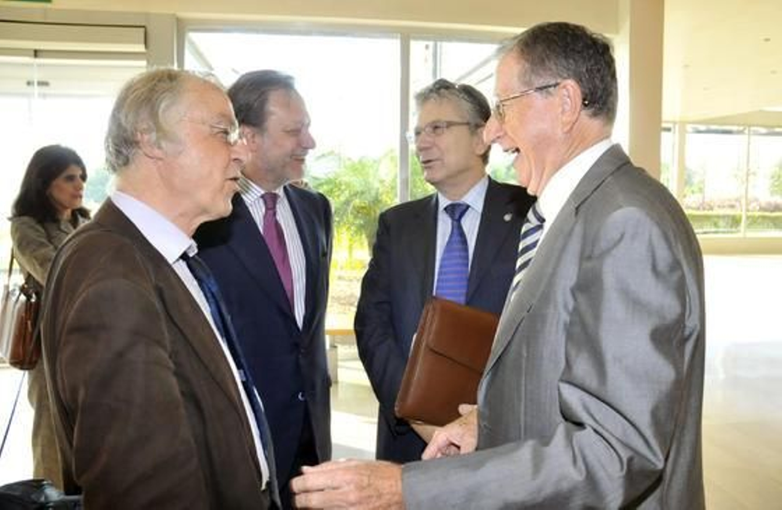 Robert Huber con Miguel Ángel de la Rosa, Francisco García Novo, catedrático de Ecología, y Benito Valdés, catedrático de Botánica.

Foto: Juan Carlos Vázquez