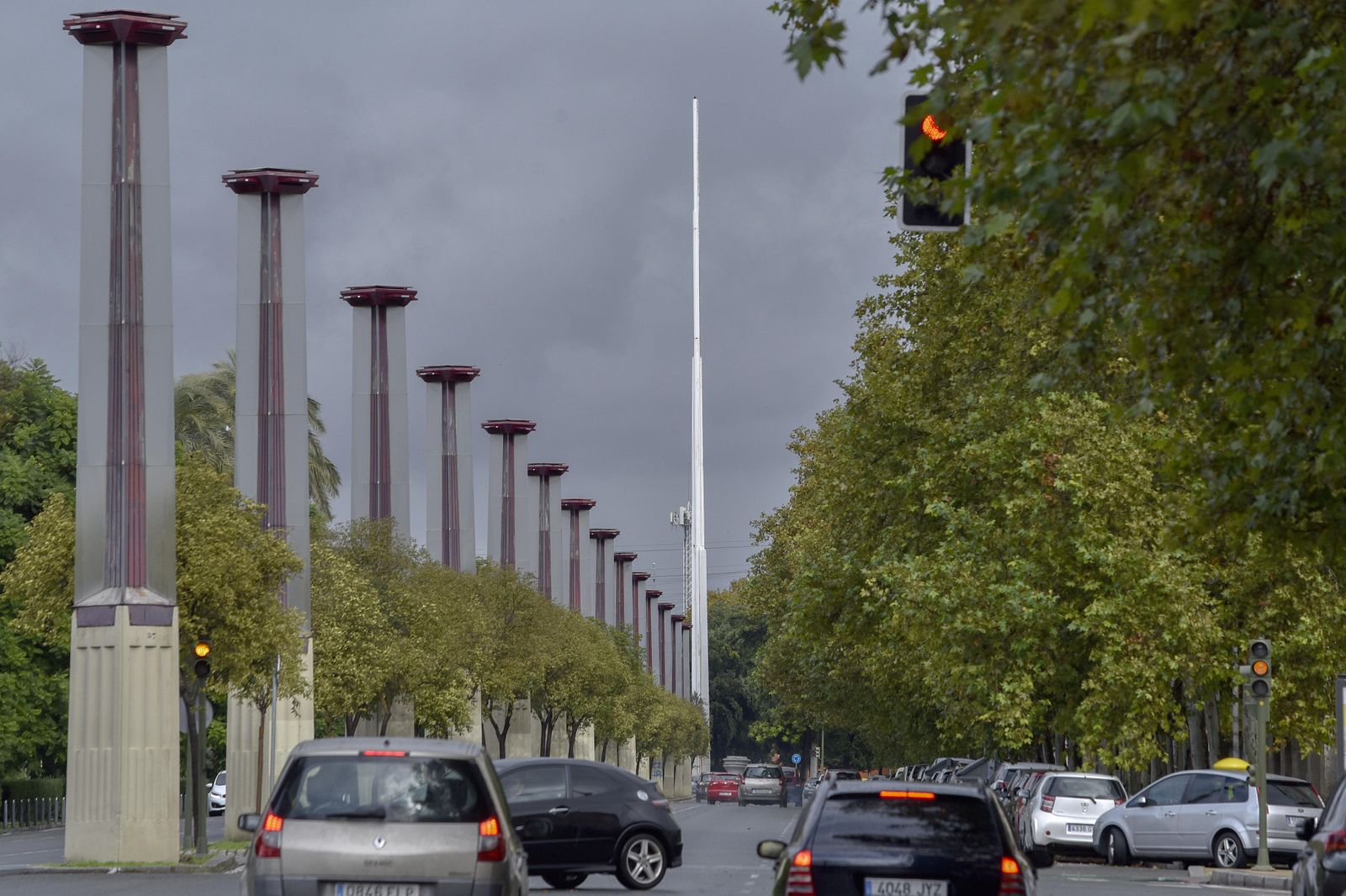 Vista del mástil junto al Puente del Alamilo desde la calle Torneo.