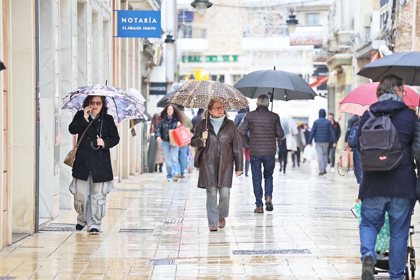 Las calles de la ciudad se inundan de paraguas en la invernal mañana de sábado