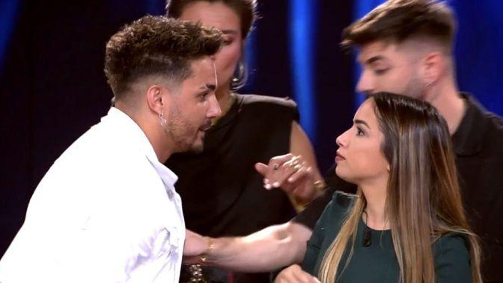 Manuel y Lucía durante un tenso encuentro en un debate de LIDLT.