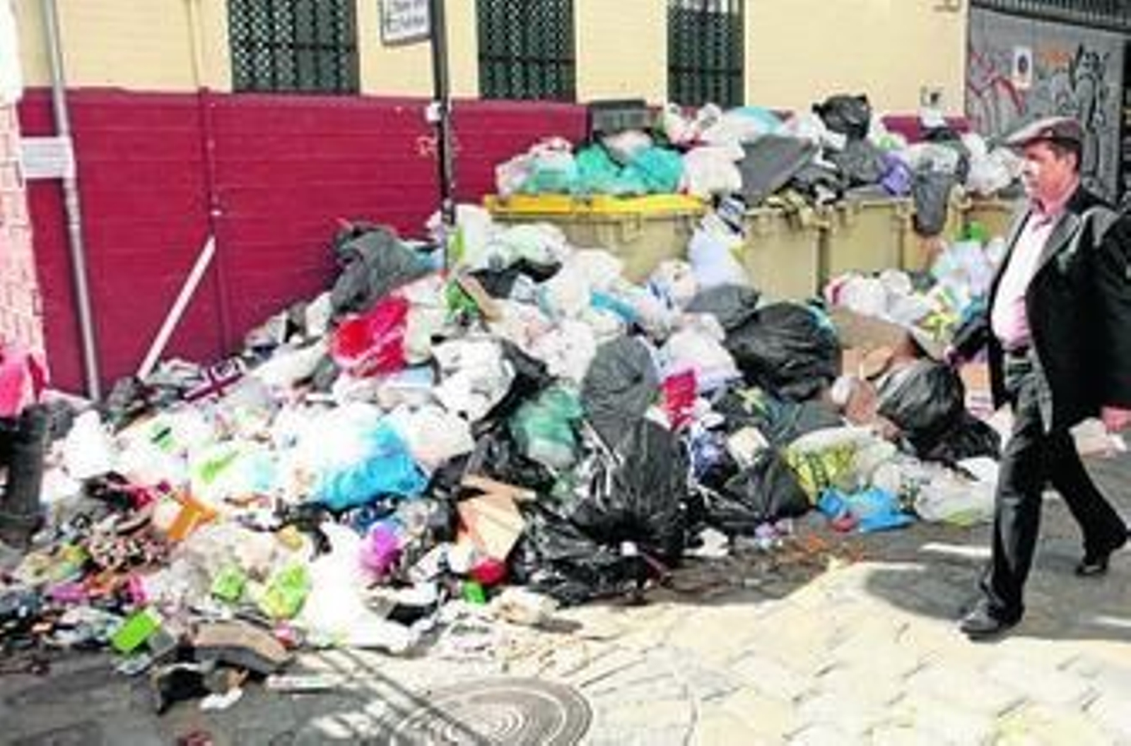 Montañas de bolsas de basura en una calle del centro de Sevilla.