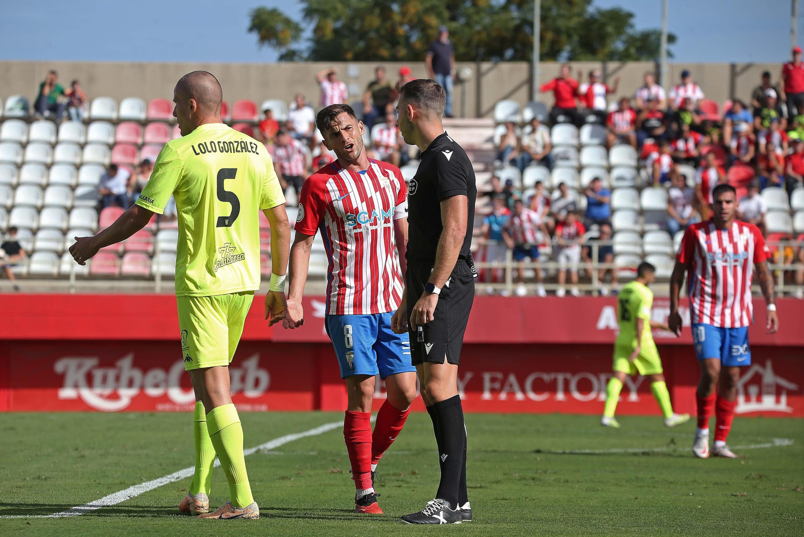 Iván protesta al árbitro contra el Ceuta.