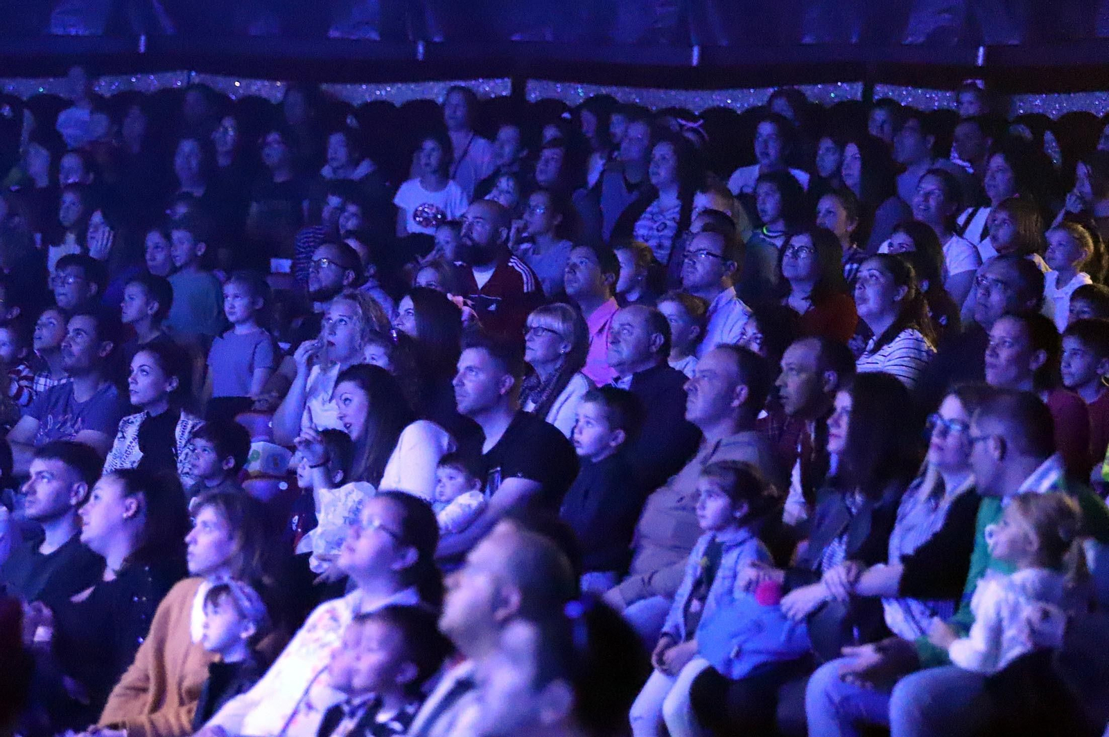 El Circo Alegría muestra su espectáculo sobre el agua, en imágenes
