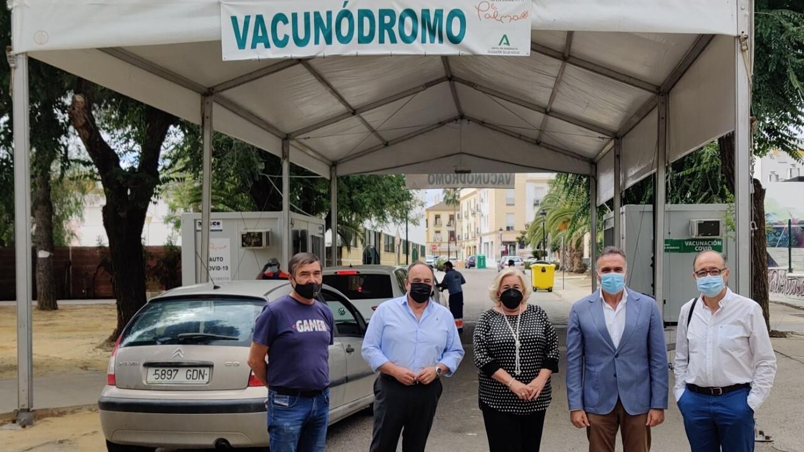 Visita  de  Manuela  Caro  al punto de  Auto-Vacunación de  La Palma.