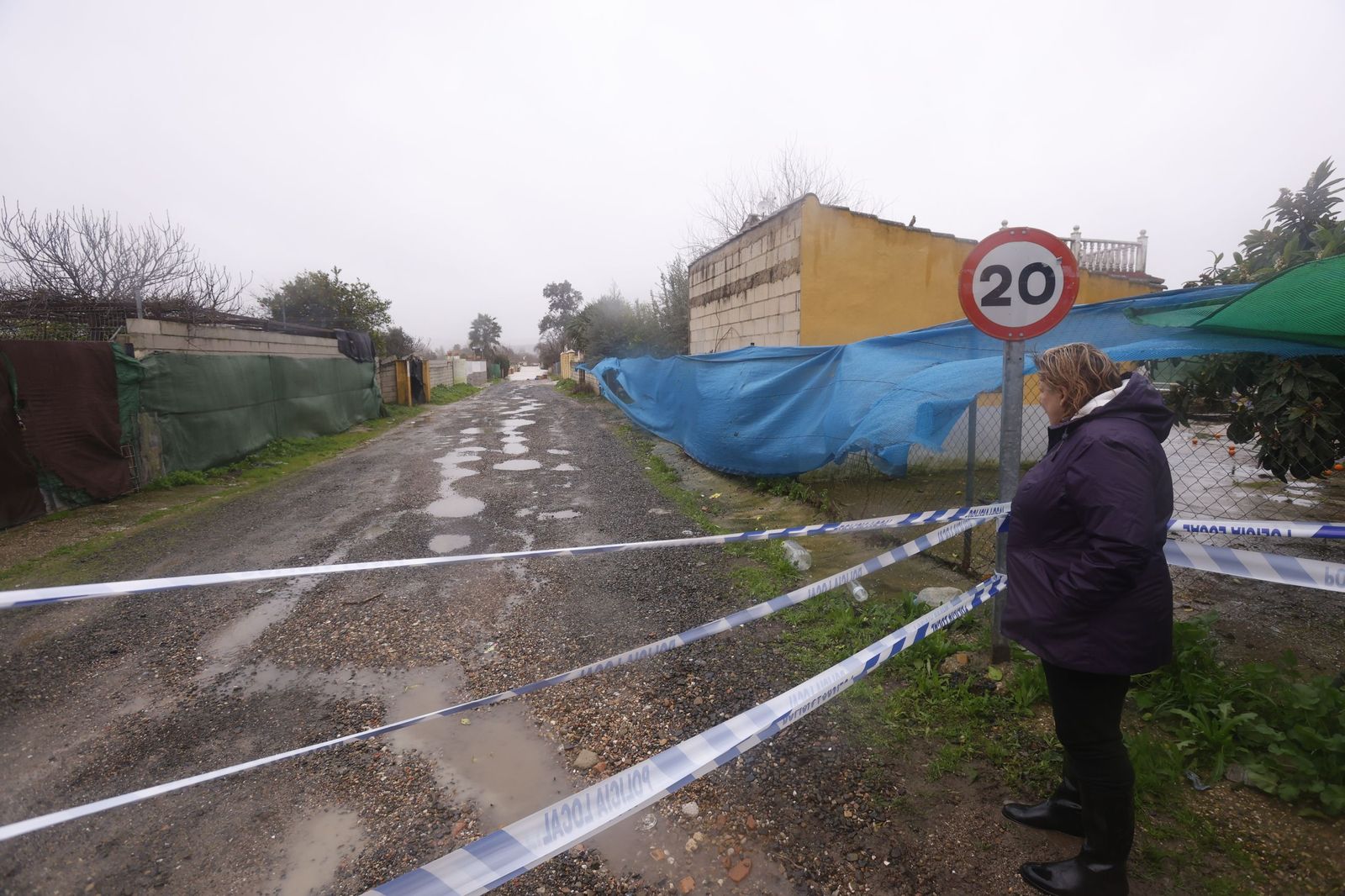 Los vecinos de Guadalvalle desalojan sus parcelas por la crecida del Guadalquivir, en imágenes