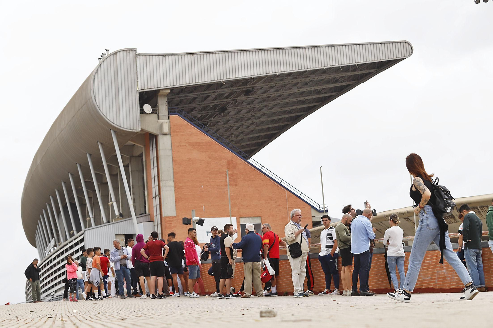 Largas colas para comprar las últimas entradas de la final del Recreativo de Huelva