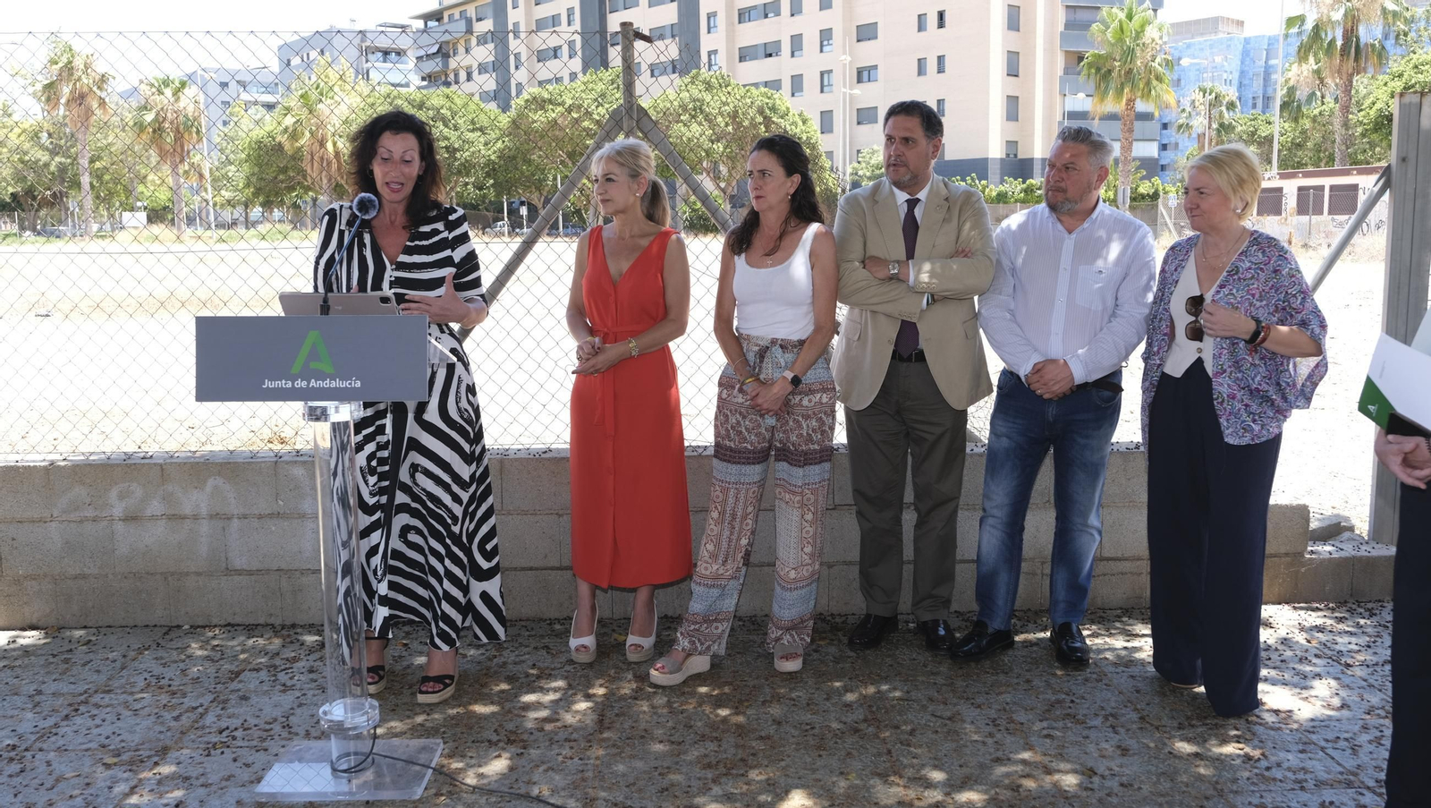 La alcaldesa de Almería y la consjera de Educación, junto al solar de la Vega de Acá donde se construirá el colegio.