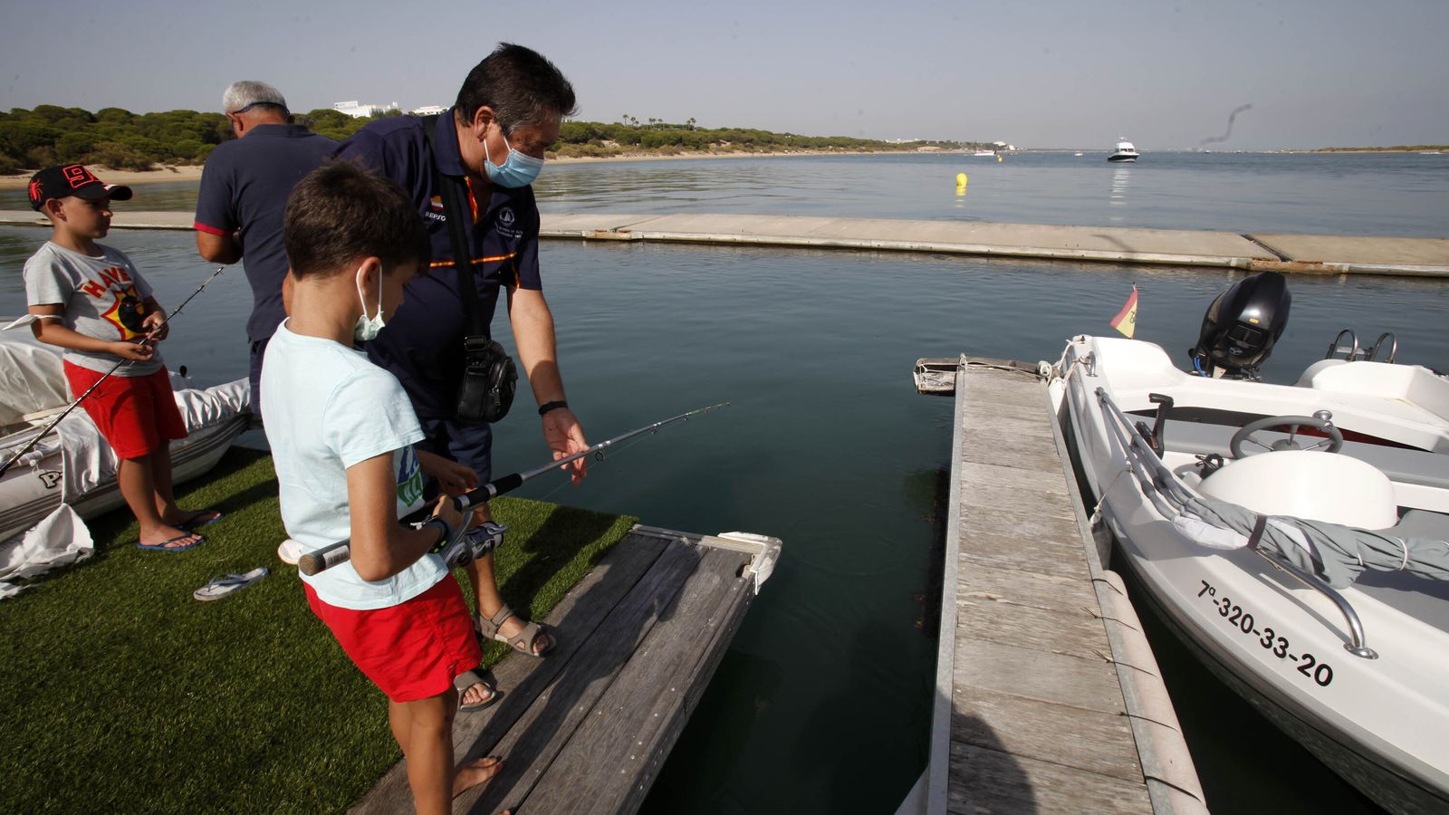 El veterano marinero José Luis Toscano García (ADN Nuevo Portil) en una de sus clases en los pantalanes del club