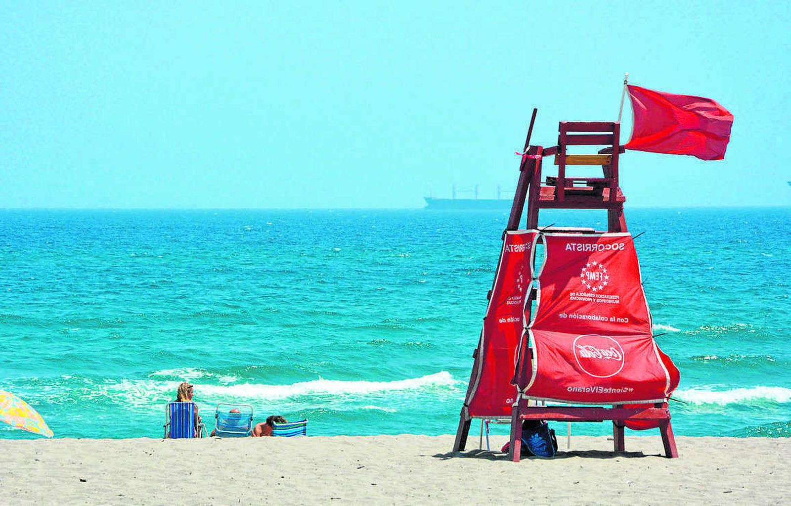 Bandera roja en una de las torretas de vigilancia de la playa de Levante, ayer.