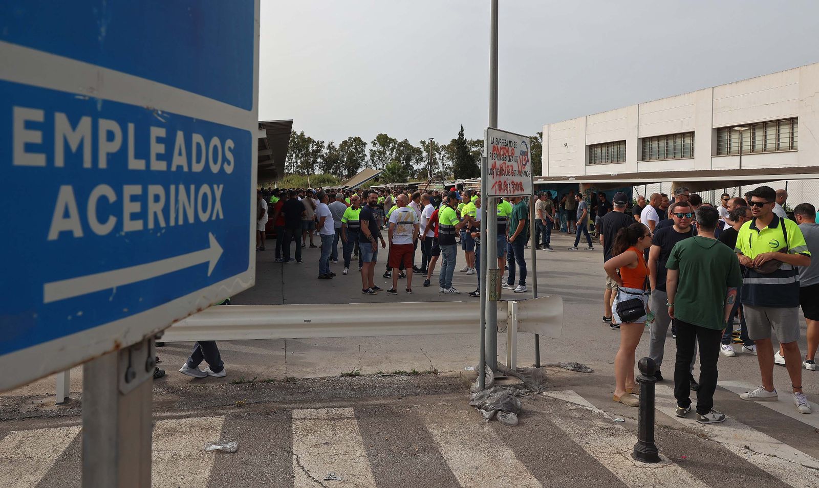 Imágenes de la asamblea de los huelguistas de Acerinox