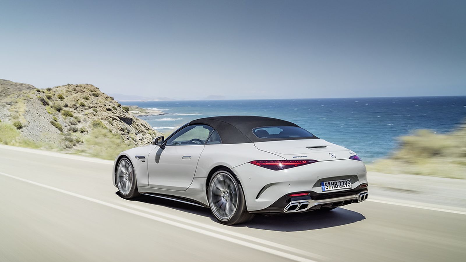 Con el techo cerrado, el Cx es de 0,31. El peso solo de la carrocería es de 270 kilos. En el SL se emplean aluminio, magnesio, composites y acero.