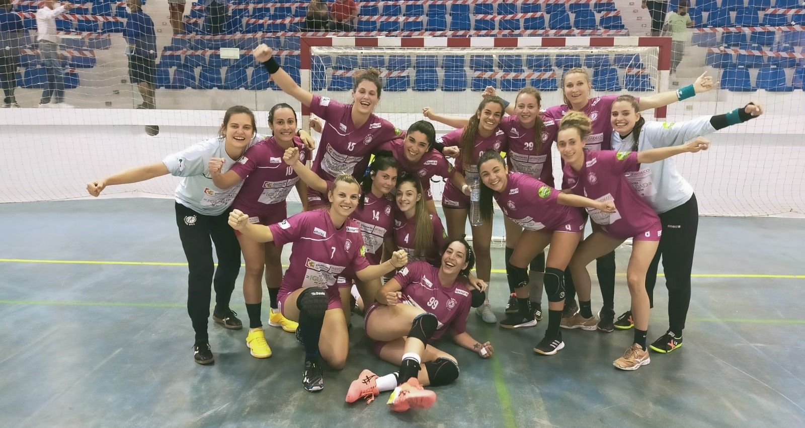 Las jugadoras del Adesal celebran su triunfo en Lanzarote.