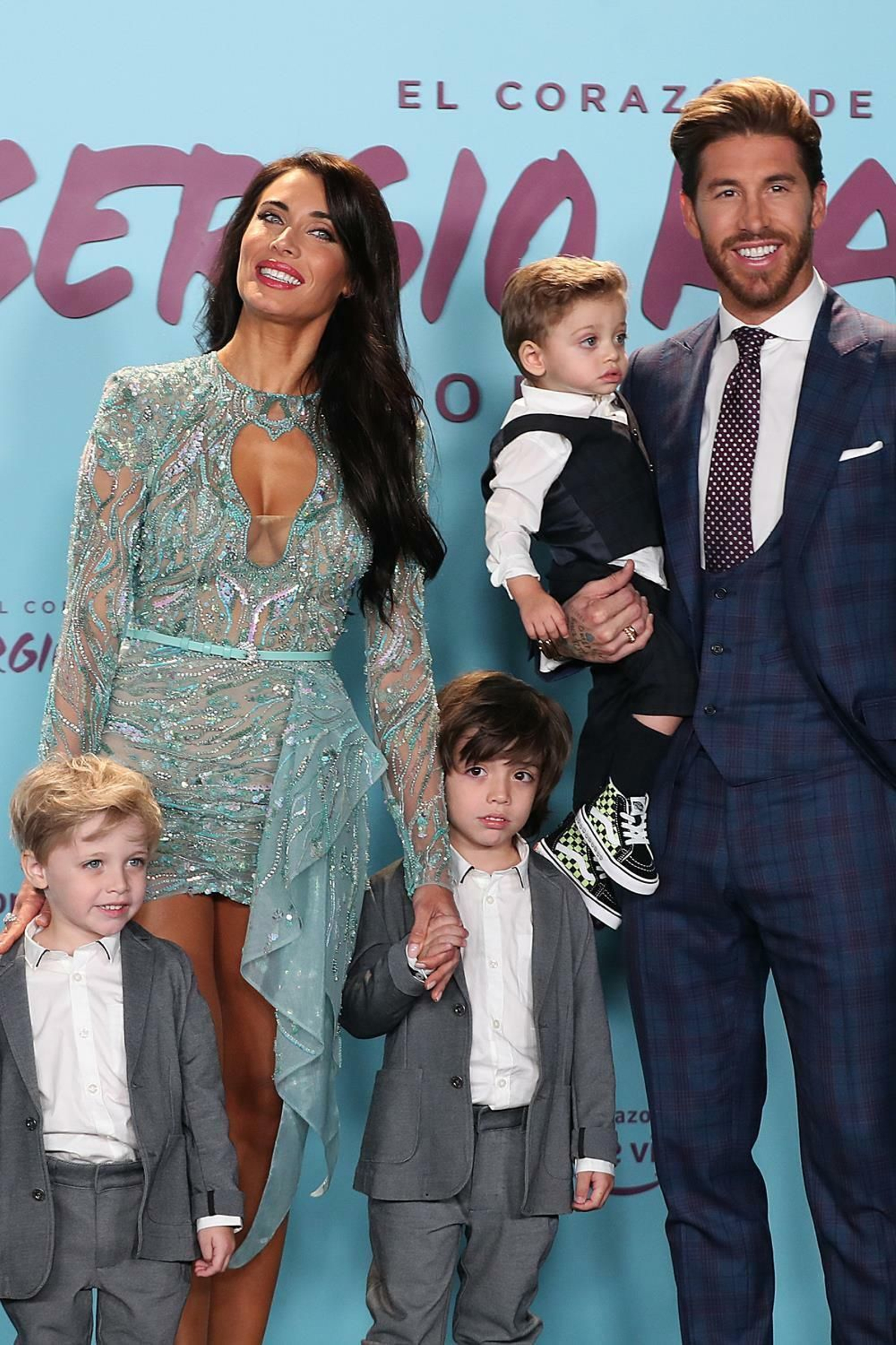 La pareja, con sus tres hijos, en el estreno del documental sobre el futbolista.