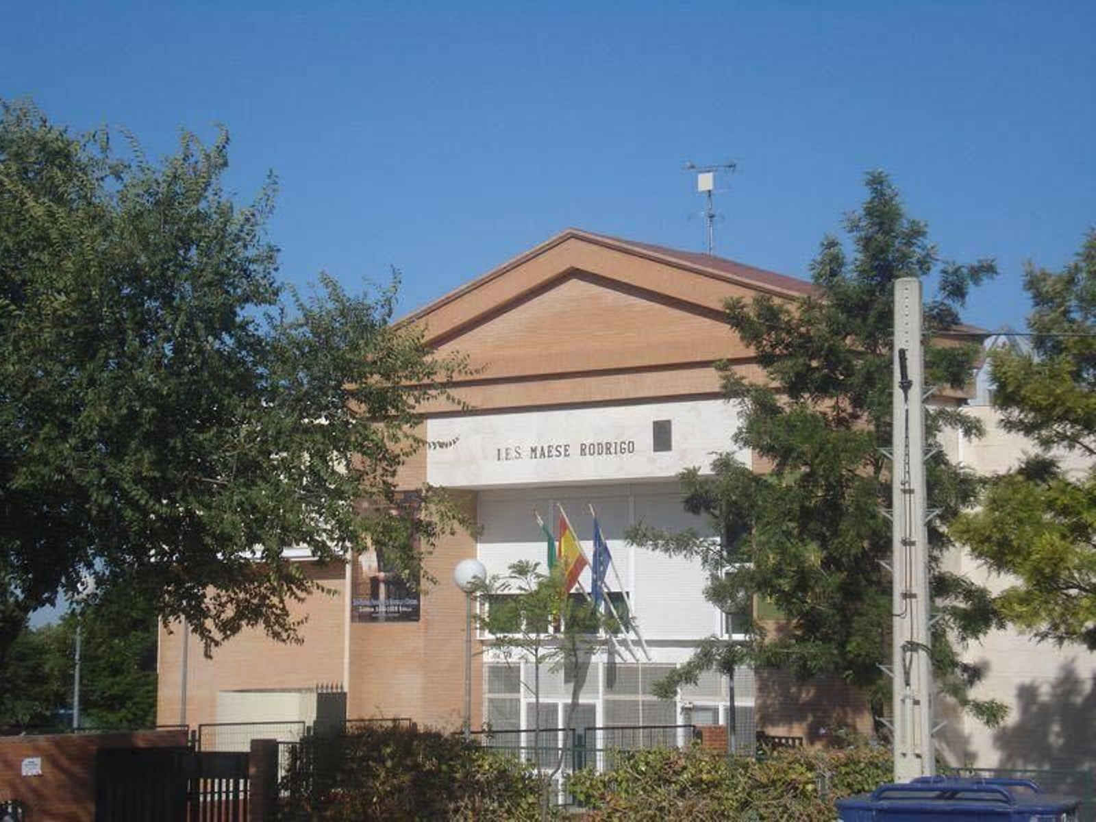 Fachada principal del IES Maese Rodrigo, en Carmona.