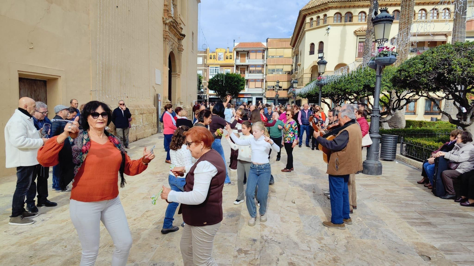 Las cuadrillas llenaron las calles de Huércal-Overa de baile, fiesta y diversión