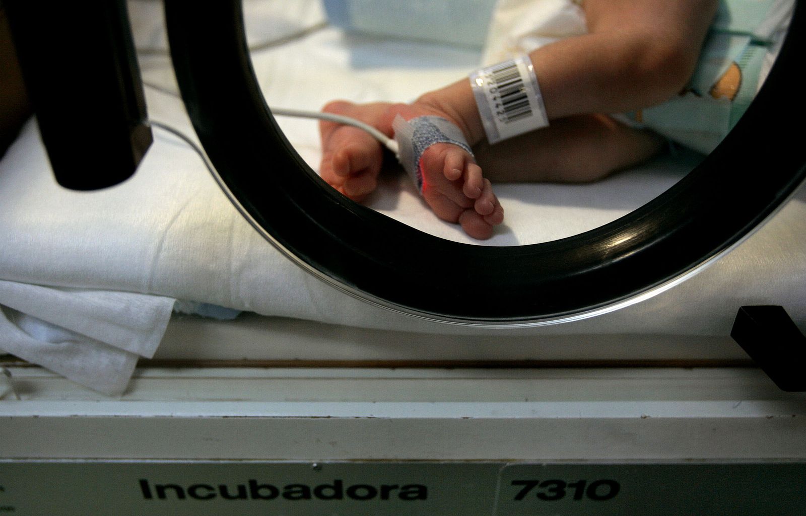 Un bebé, en una incubadora.