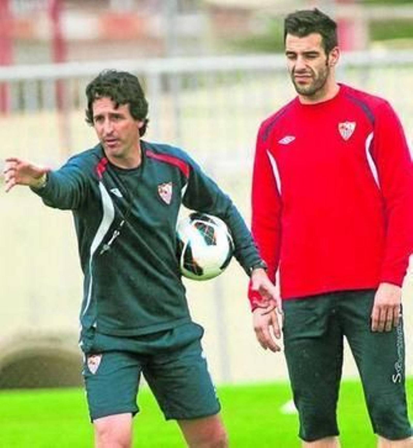 Negredo, junto a Emery durante un entrenamiento.