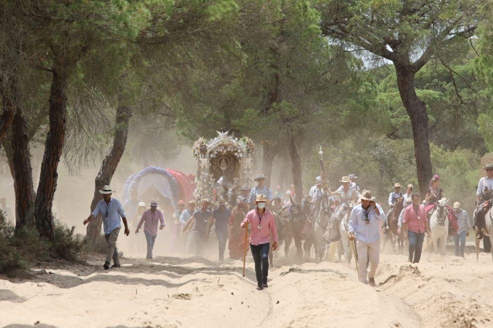 Imágenes de la Hermandad del Rocío de Jerez el jueves por el Coto