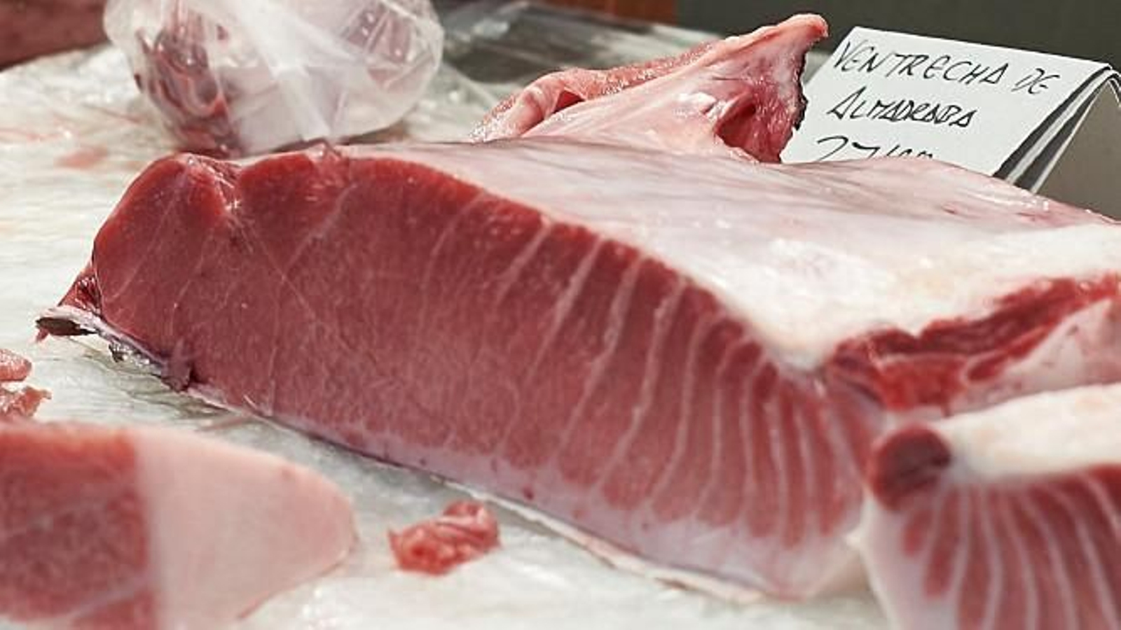Atún fresco en un mercado de abastos