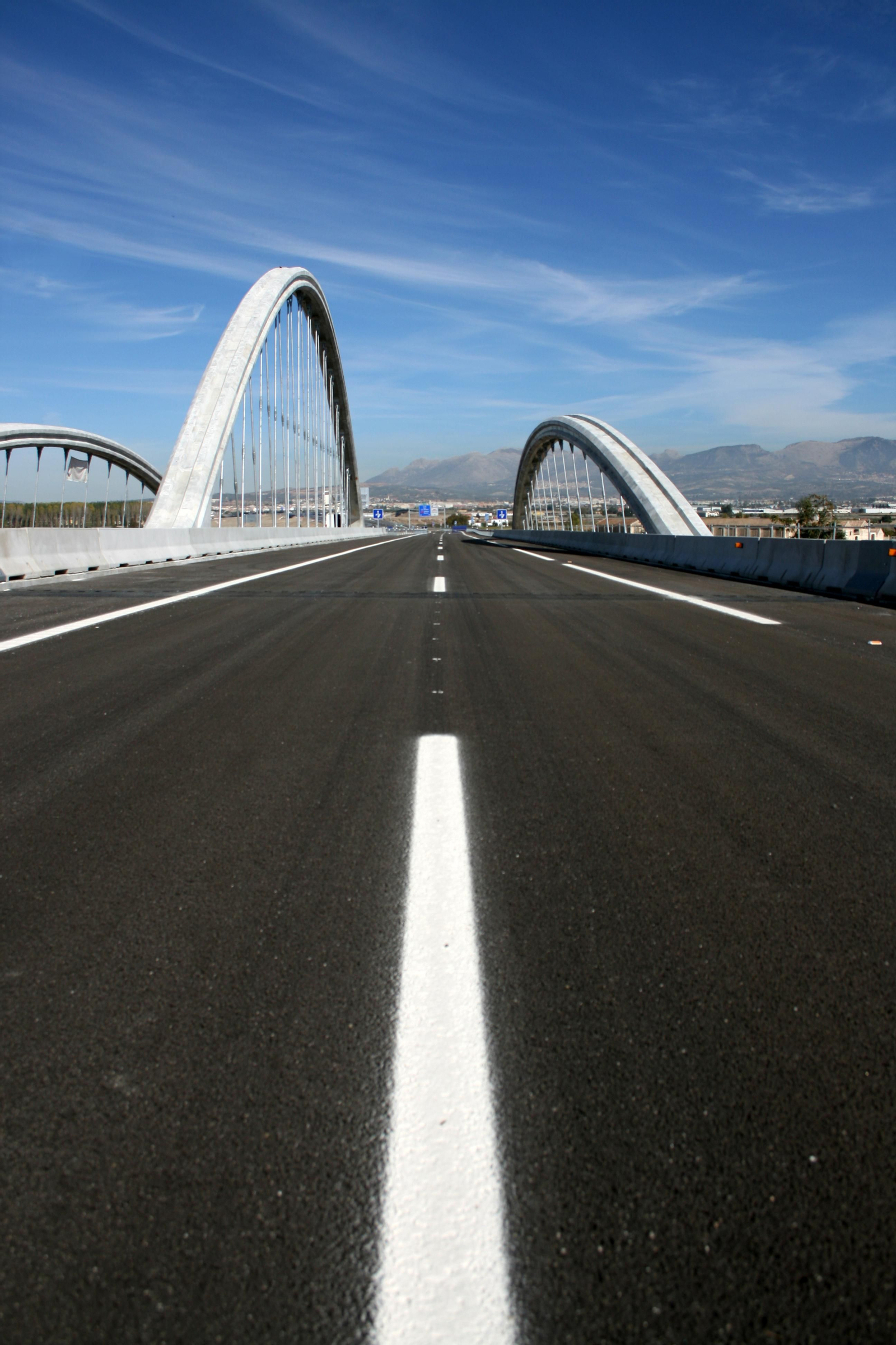 El viaducto sobre el Genil, con las marcas viales pintadas hace dos semanas
