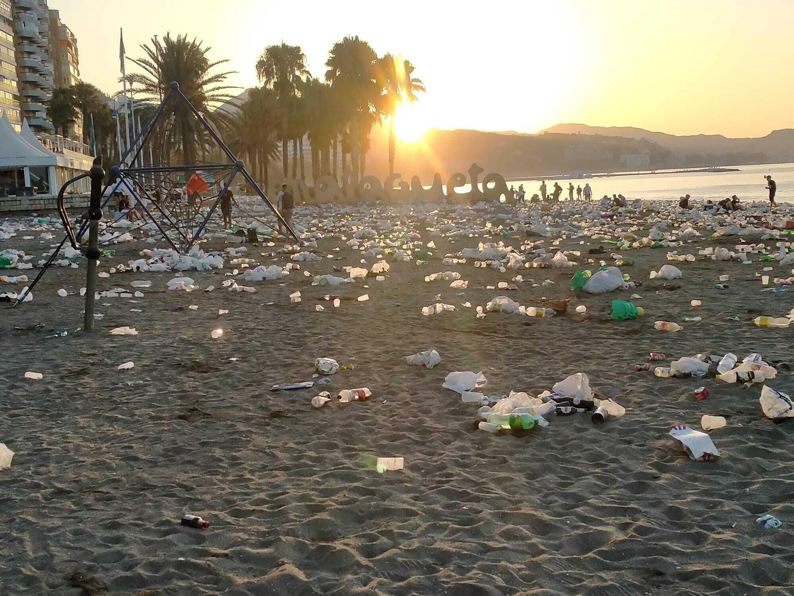 Las fotos de la basura en Playa de la Malagueta tras la Noche de San Juan