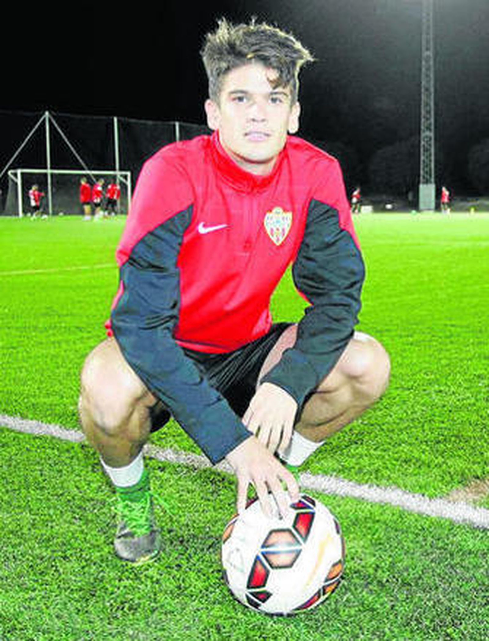 Nano posa para Diario de Almería durante un entrenamiento en el campo de la Universidad de Almería.