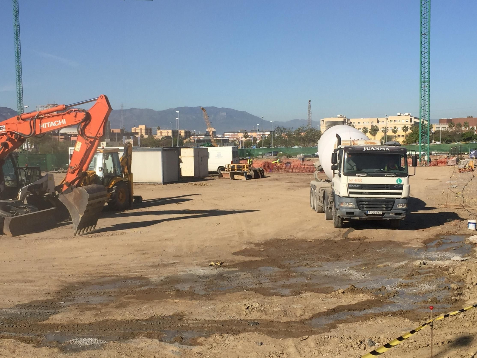 Solar en el que se construye el nuevo instituto de Teatinos, en la avenida Gregorio Prieto.