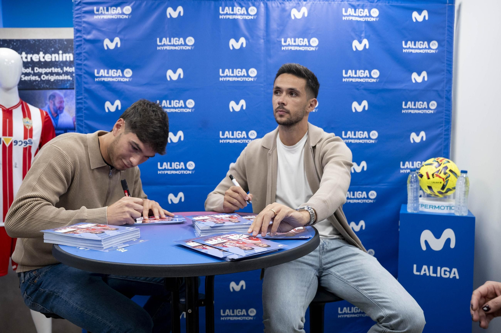 Las imágenes del encuentro con los aficionados de Monte y Bonini en el Paseo de Almería