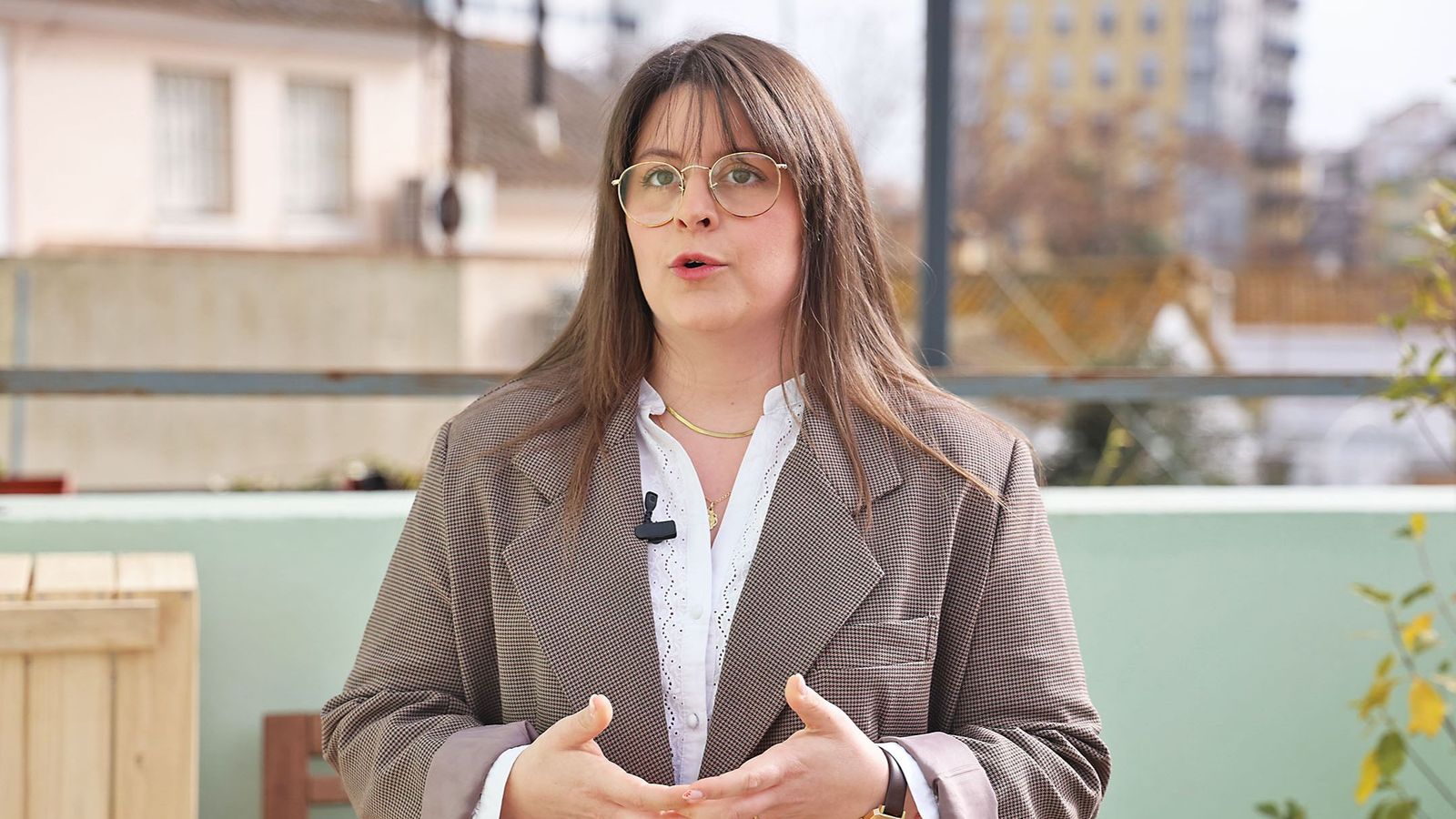 Laura Yáñez en la grabación del reel de la Tertulia Cofrade el Aguaó