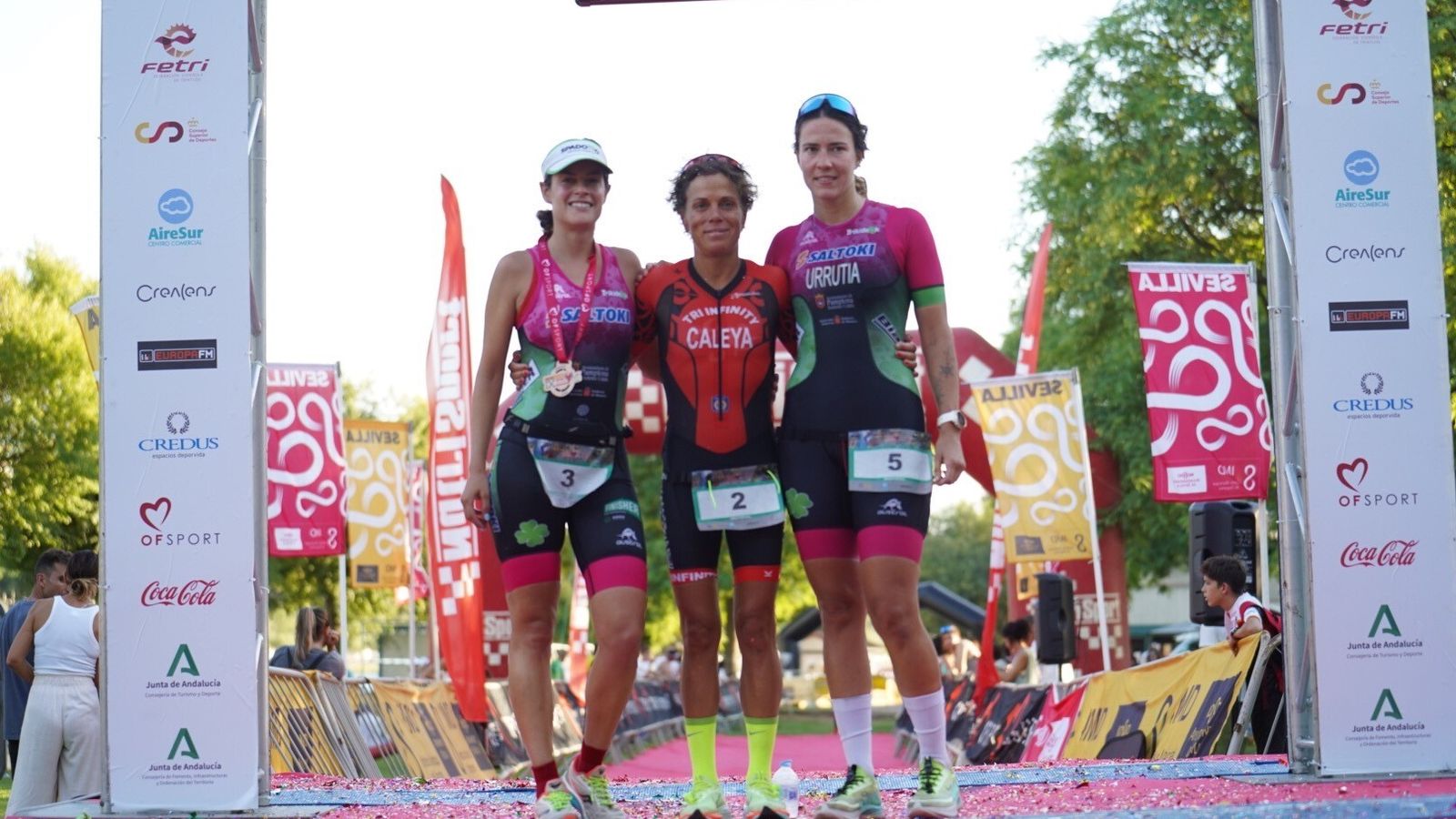 El podio femenino, con Ana Caleya, la ganadora, en el centro.
