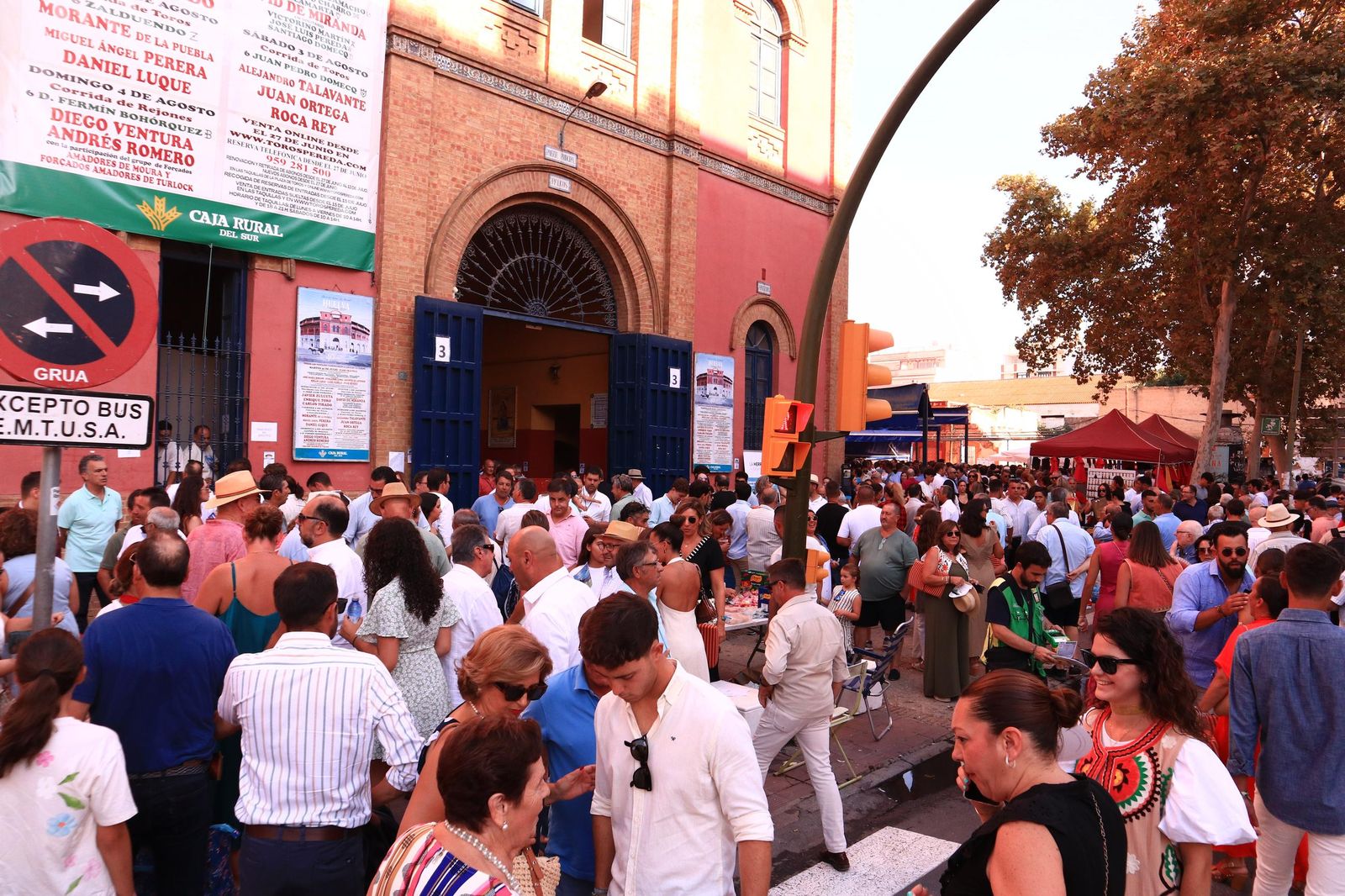 Imágenes de ambiente en el sexto día de toros en Huelva
