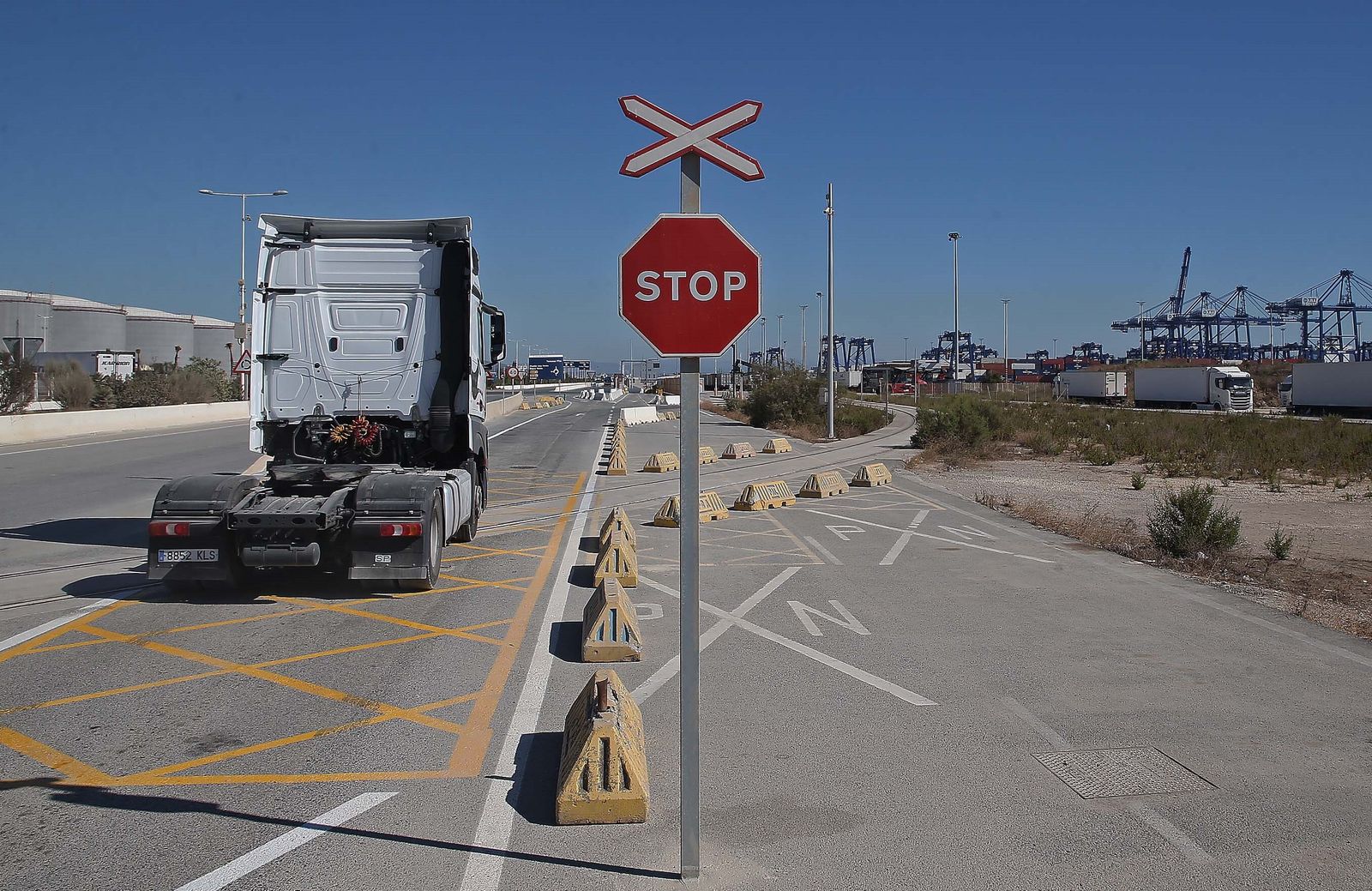 Una cabeza tractora cruza sobre las vías del tren, este martes.
