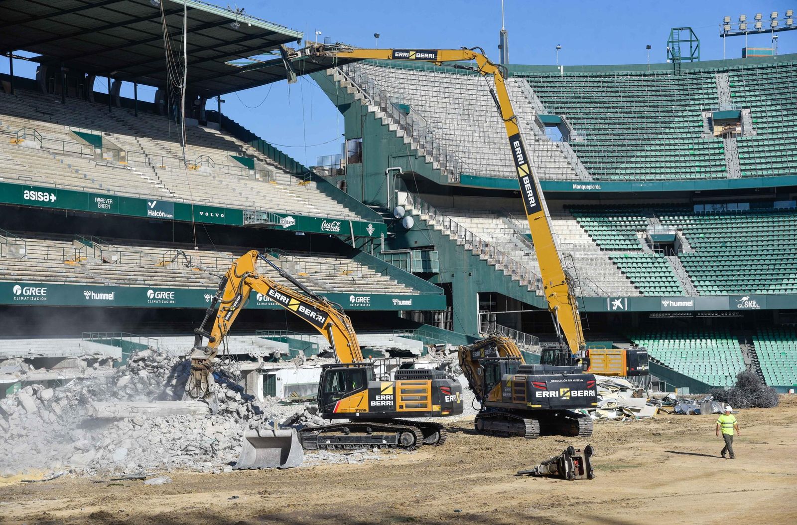 Las imágenes de la retirada de la cubierta de preferencia del Benito Villamarín